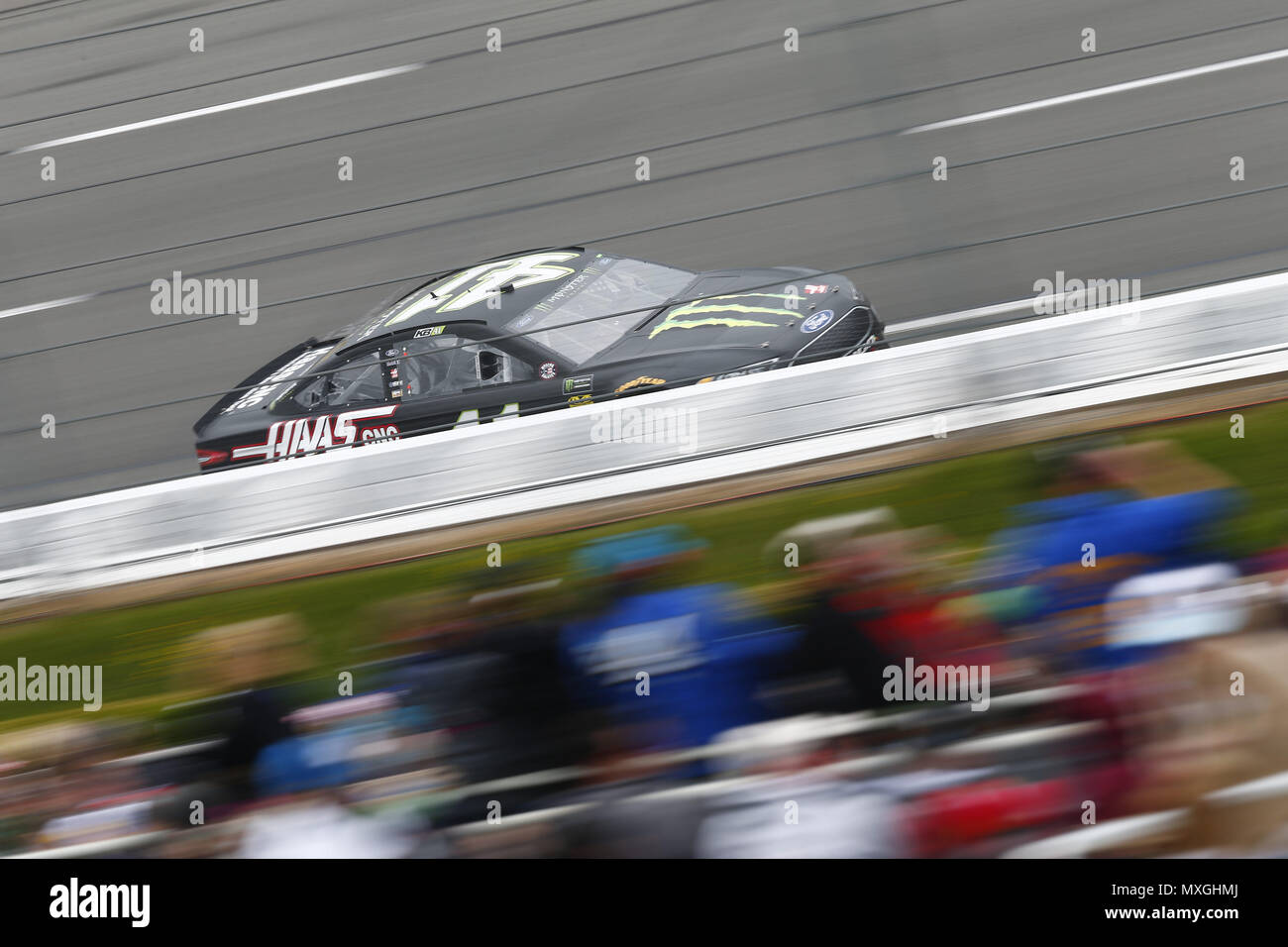 Lunga vasca, Pennsylvania, USA. Il 3 giugno, 2018. Kurt Busch (41) battaglie per posizione durante la Pocono 400 in Pocono Raceway in lunga vasca, Pennsylvania. Credito: Justin R. Noe Asp Inc/ASP/ZUMA filo/Alamy Live News Foto Stock