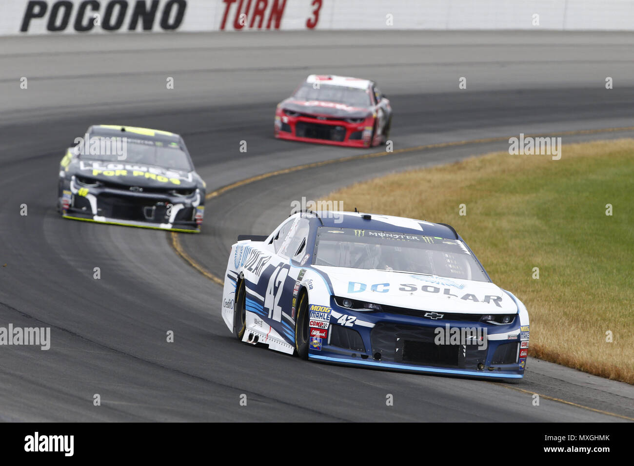 Lunga vasca, Pennsylvania, USA. Il 3 giugno, 2018. Kyle Larson (42) battaglie per posizione durante la Pocono 400 in Pocono Raceway in lunga vasca, Pennsylvania. Credito: Justin R. Noe Asp Inc/ASP/ZUMA filo/Alamy Live News Foto Stock