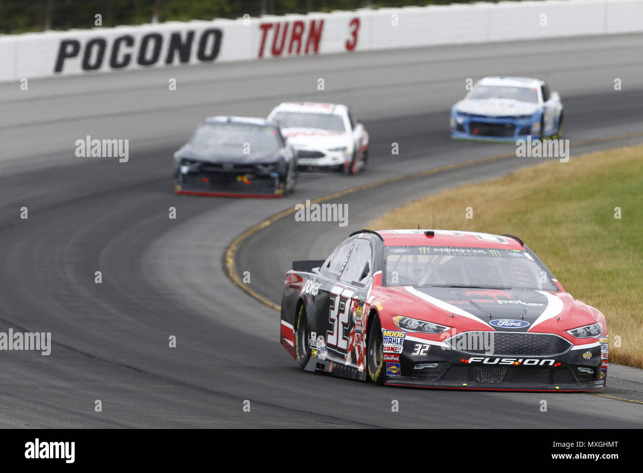 Lunga vasca, Pennsylvania, USA. Il 3 giugno, 2018. Matt DiBenedetto (32) battaglie per posizione durante la Pocono 400 in Pocono Raceway in lunga vasca, Pennsylvania. Credito: Justin R. Noe Asp Inc/ASP/ZUMA filo/Alamy Live News Foto Stock