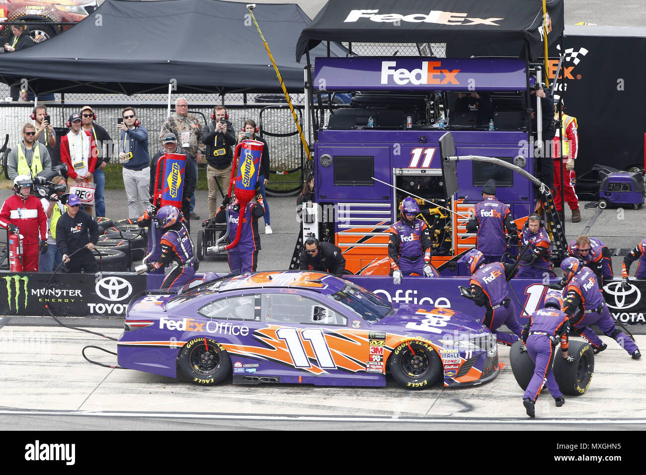 Lunga vasca, Pennsylvania, USA. Il 3 giugno, 2018. Denny Hamlin (11) scende pit road per il servizio durante la Pocono 400 in Pocono Raceway in lunga vasca, Pennsylvania. Credito: Justin R. Noe Asp Inc/ASP/ZUMA filo/Alamy Live News Foto Stock