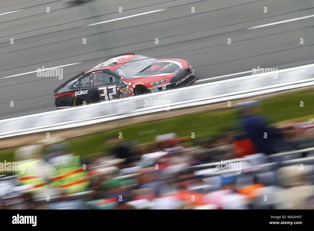 Lunga vasca, Pennsylvania, USA. Il 3 giugno, 2018. Matt DiBenedetto (32) battaglie per posizione durante la Pocono 400 in Pocono Raceway in lunga vasca, Pennsylvania. Credito: Justin R. Noe Asp Inc/ASP/ZUMA filo/Alamy Live News Foto Stock