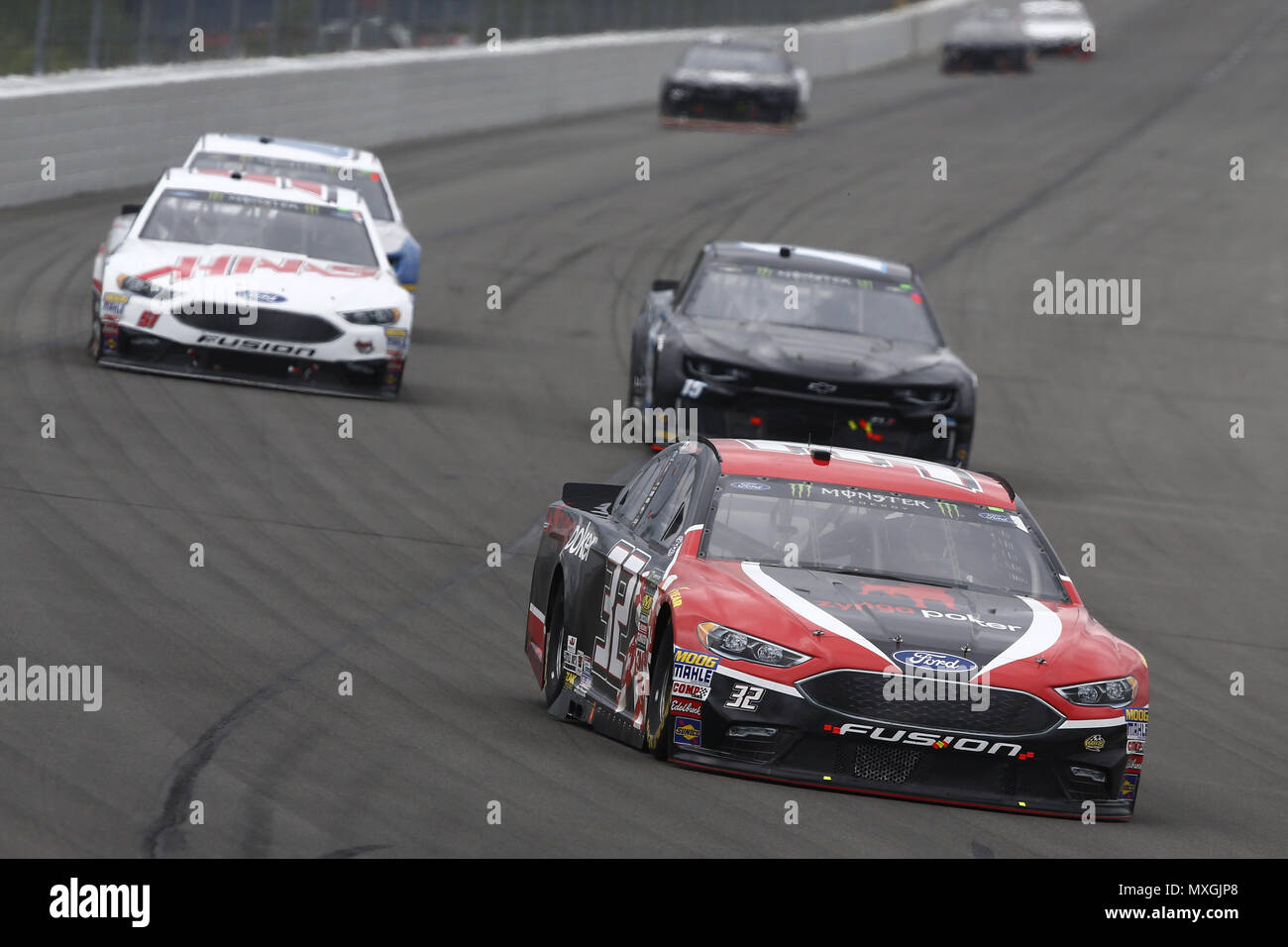 Lunga vasca, Pennsylvania, USA. Il 3 giugno, 2018. Matt DiBenedetto (32) porta la sua macchina da corsa verso il basso del tratto anteriore durante la Pocono 400 in Pocono Raceway in lunga vasca, Pennsylvania. Credito: Chris Owens Asp Inc/ASP/ZUMA filo/Alamy Live News Foto Stock