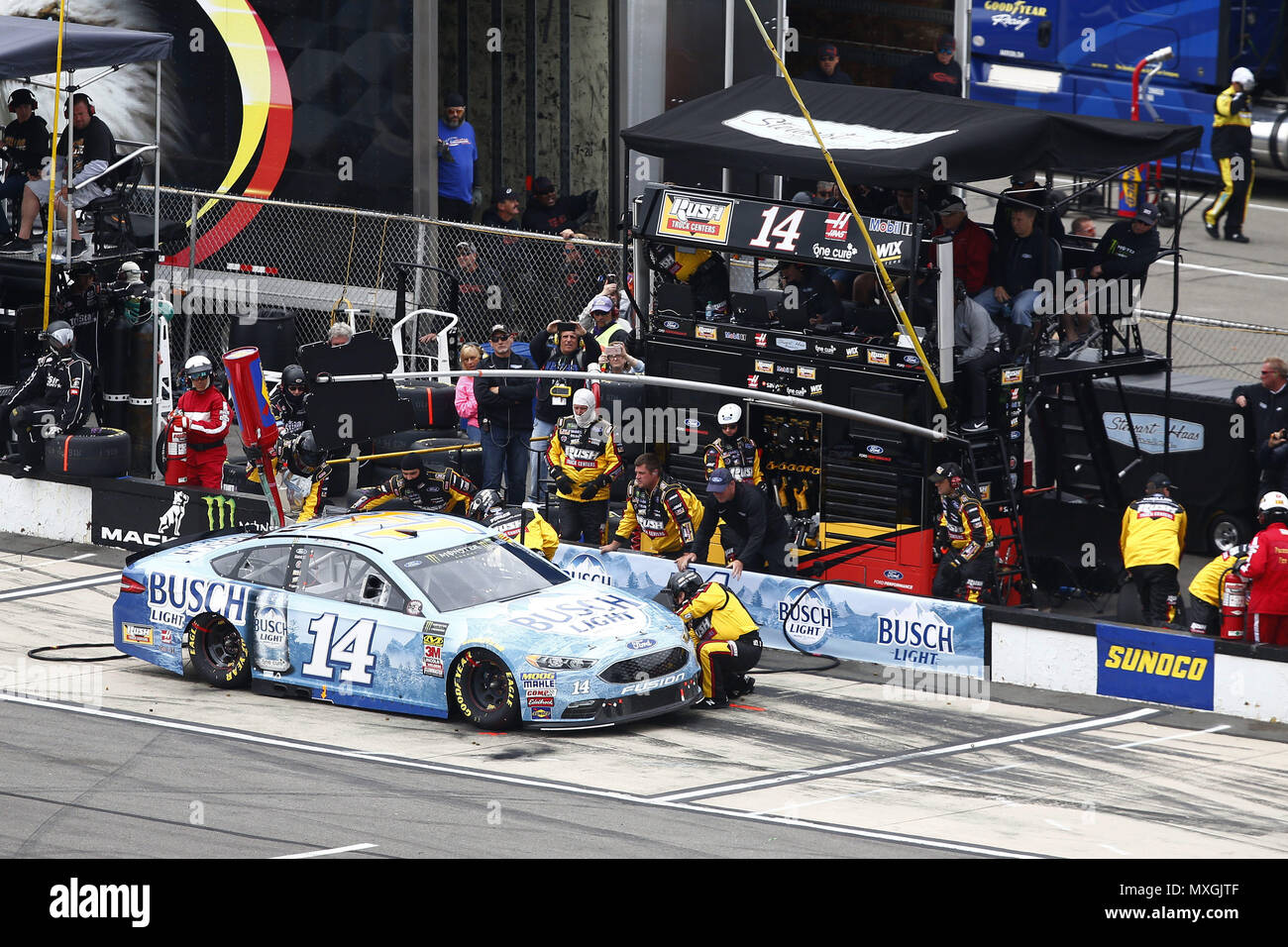 Lunga vasca, Pennsylvania, USA. Il 3 giugno, 2018. Clint Bowyer (14) porta la sua auto giù pit road per il servizio durante la Pocono 400 in Pocono Raceway in lunga vasca, Pennsylvania. Credito: Chris Owens Asp Inc/ASP/ZUMA filo/Alamy Live News Foto Stock