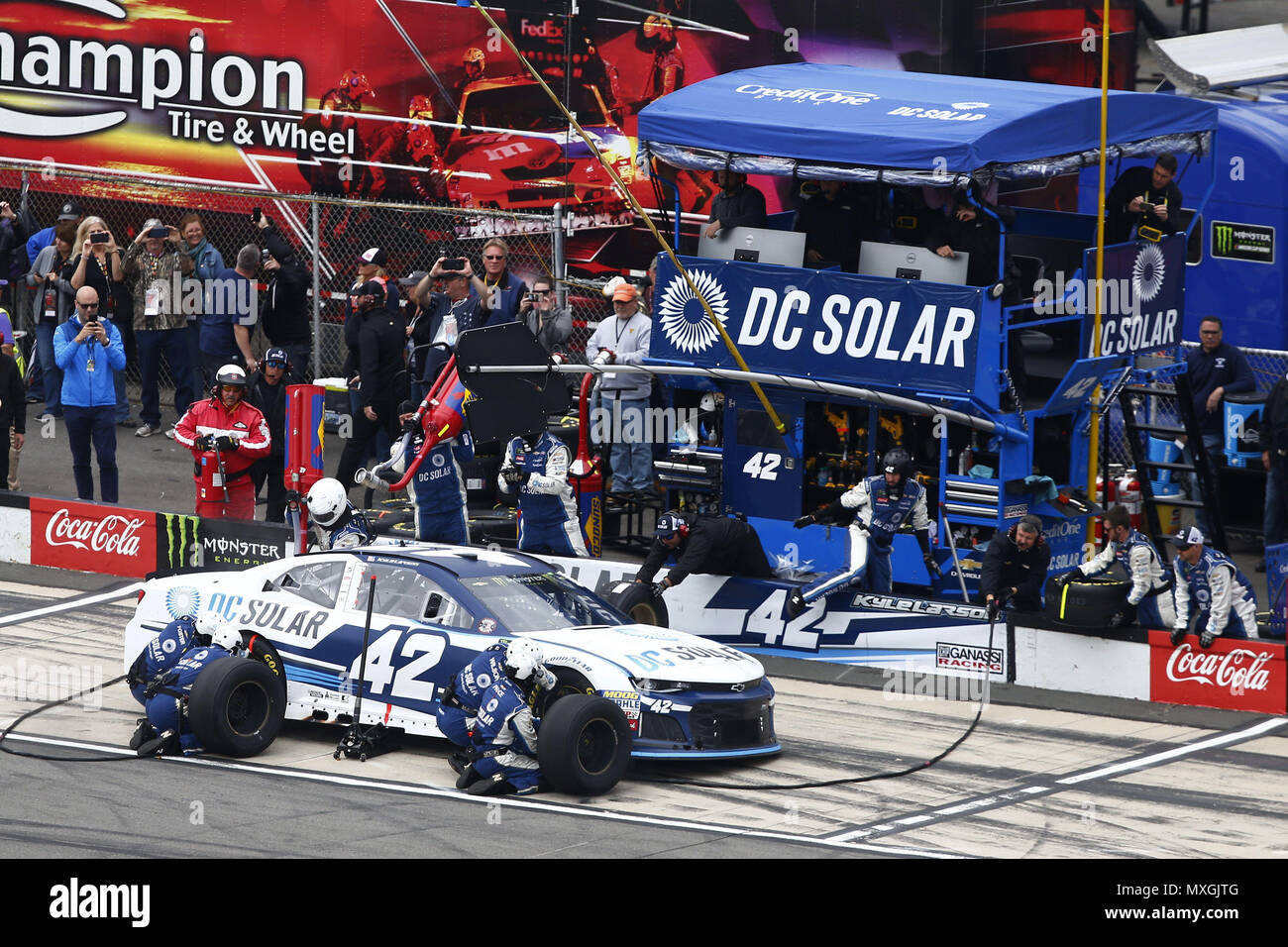 Lunga vasca, Pennsylvania, USA. Il 3 giugno, 2018. Kyle Larson (42) porta la sua auto giù pit road per il servizio durante la Pocono 400 in Pocono Raceway in lunga vasca, Pennsylvania. Credito: Chris Owens Asp Inc/ASP/ZUMA filo/Alamy Live News Foto Stock