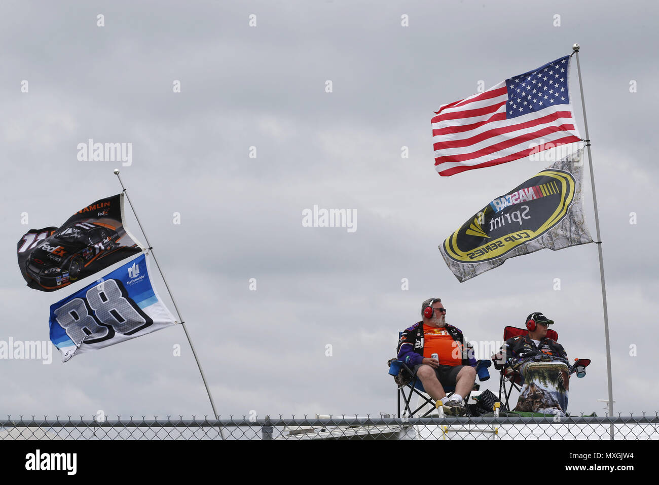 Lunga vasca, Pennsylvania, USA. Il 3 giugno, 2018. Tifosi guardare dall'infield durante la Pocono 400 in Pocono Raceway in lunga vasca, Pennsylvania. Credito: Chris Owens Asp Inc/ASP/ZUMA filo/Alamy Live News Foto Stock