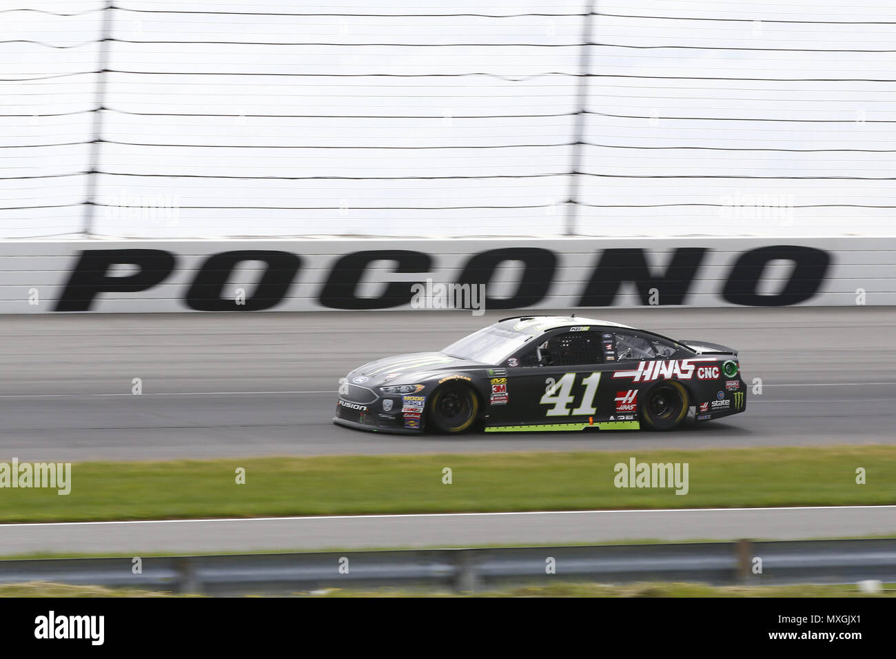 Lunga vasca, Pennsylvania, USA. Il 3 giugno, 2018. Kurt Busch (41) porta la sua auto attraverso le spire durante la Pocono 400 in Pocono Raceway in lunga vasca, Pennsylvania. Credito: Chris Owens Asp Inc/ASP/ZUMA filo/Alamy Live News Foto Stock