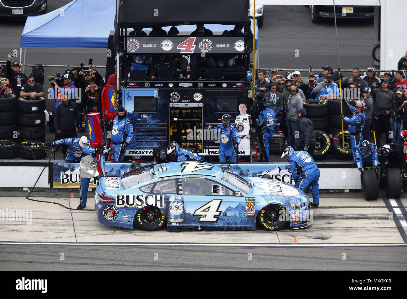 Lunga vasca, Pennsylvania, USA. Il 3 giugno, 2018. Kevin Harvick (4) porta la sua auto giù pit road per il servizio durante la Pocono 400 in Pocono Raceway in lunga vasca, Pennsylvania. Credito: Chris Owens Asp Inc/ASP/ZUMA filo/Alamy Live News Foto Stock