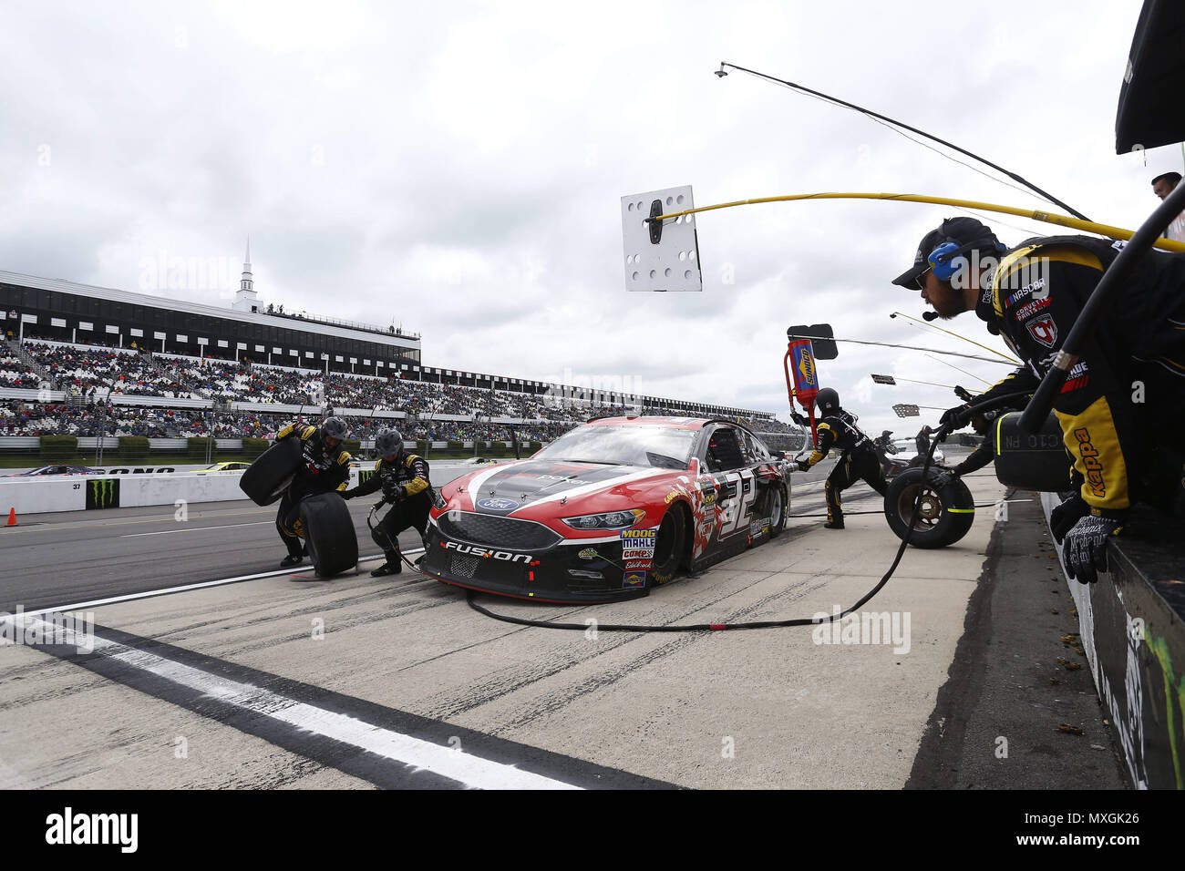 Lunga vasca, Pennsylvania, USA. Il 3 giugno, 2018. Matt DiBenedetto (32) porta la sua auto giù pit road per il servizio durante la Pocono 400 in Pocono Raceway in lunga vasca, Pennsylvania. Credito: Chris Owens Asp Inc/ASP/ZUMA filo/Alamy Live News Foto Stock