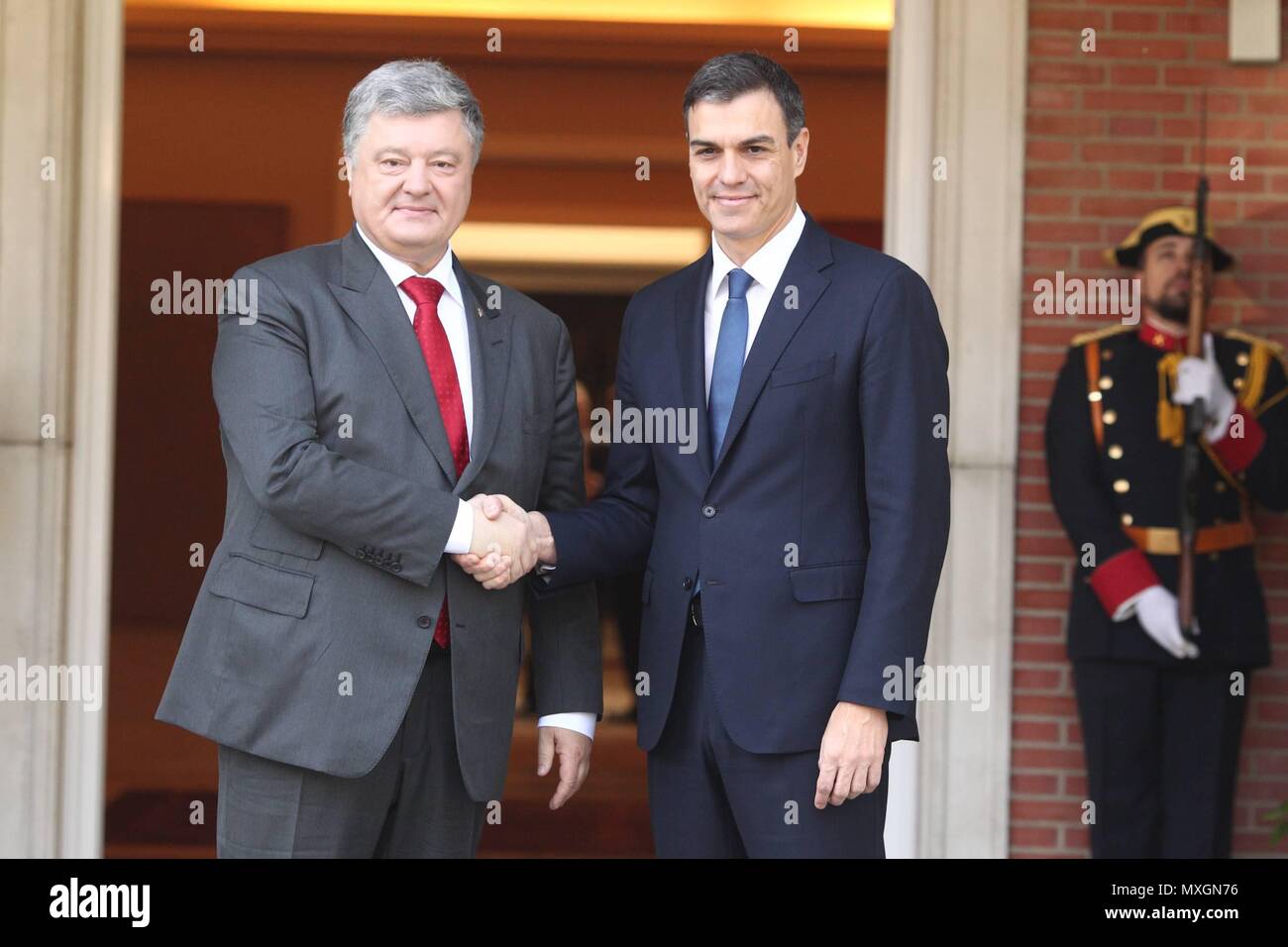 PEDRO SANCHEZ SE ESTRENA COMO PRESIDENTE DEL GOBIERNO CON UNA REUNION CON EL PRESIDENTE DE UCRANIA, PETRO POROSHENKO, EN LA MONCLOA PEDRO SANCHEZ; 04/06/2018 CordonPress/888 Spagna il nuovo Primo Ministro Pedro Sanchez e il presidente ucraino Petro Poroshenko parlare prima del loro incontro presso il palazzo di Moncloa a Madrid, Spagna, Giugno 4, 2018. Foto Stock