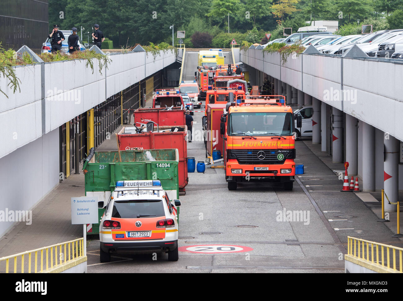 04 giugno 2018, Amburgo, Germania: veicoli di emergenza dei vigili del fuoco sono situati nella città nord nella parte anteriore di un edificio per uffici. In un ufficio postale di una società, una lettera con una polvere sconosciuto è stato trovato. Foto: Daniel Bockwoldt/dpa Foto Stock