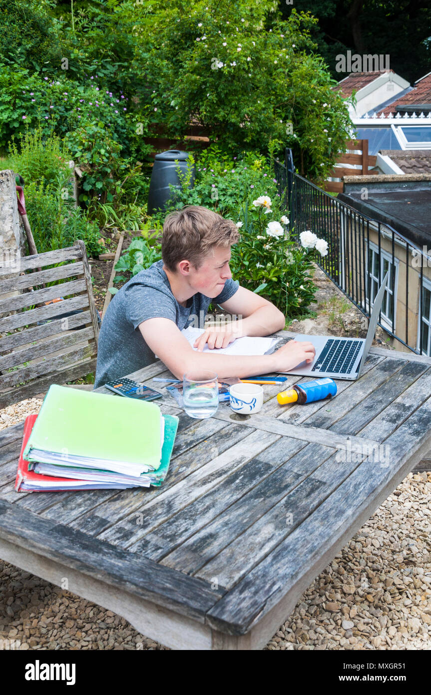 Bath, Somerset, Regno Unito. 4 Giugno 2018. Studente di diciassette anni revisionando per i suoi esami di livello 'A' che iniziano questa settimana, nel giardino della sua casa. Foto Stock