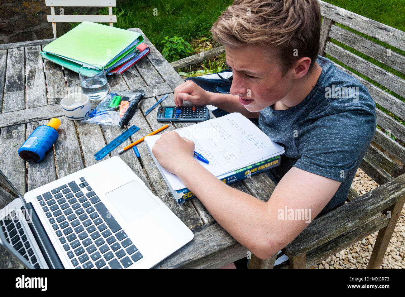 Bath, Somerset, Regno Unito. 4 Giugno 2018. Studente di diciassette anni revisionando per i suoi esami di livello 'A' che iniziano questa settimana, nel giardino della sua casa. Foto Stock