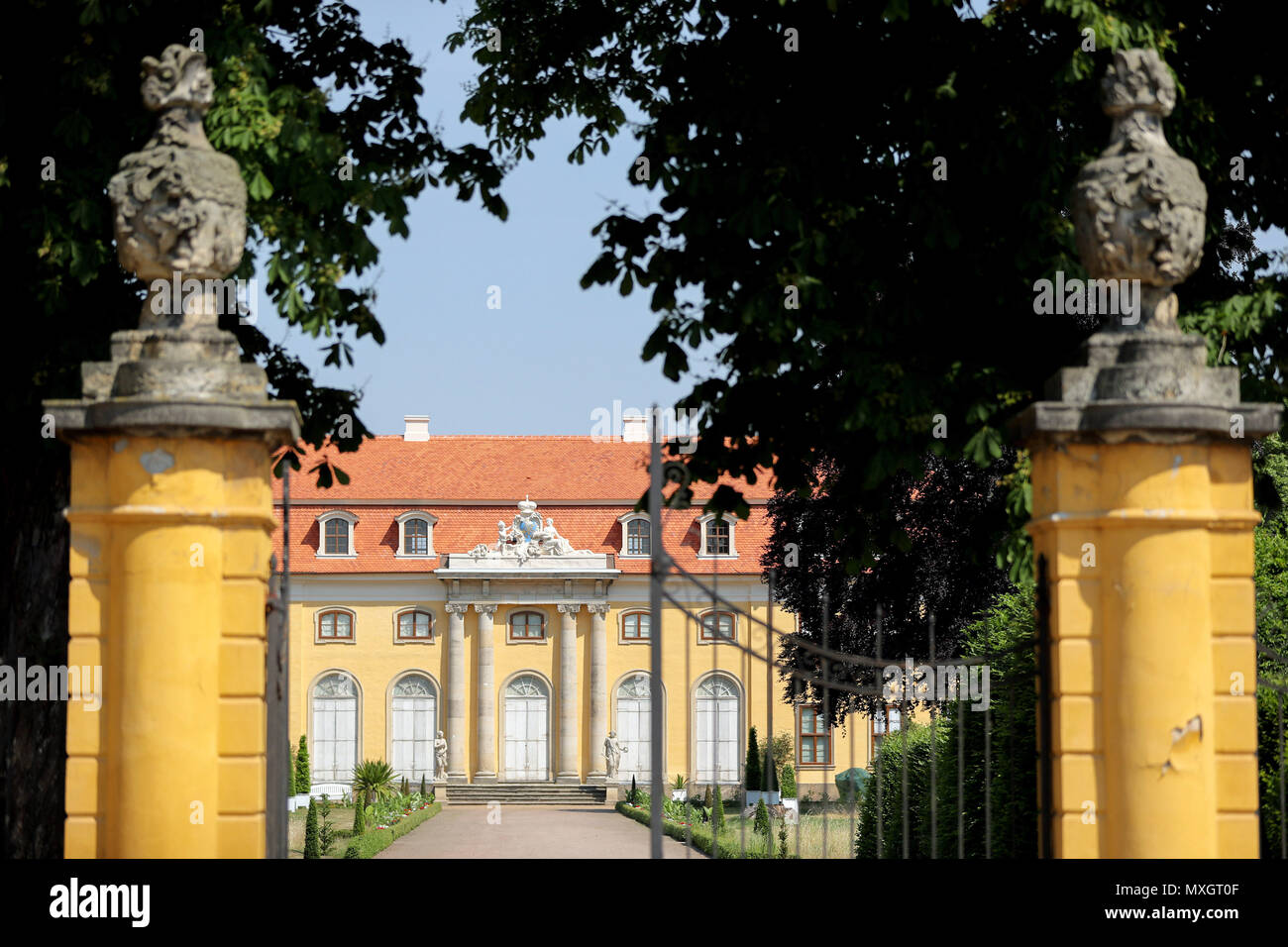 28 maggio 2018, Germania, Mosigkau: Il rinnovato esternamente Mosigkau castello. Il castello è stato ricevuto un nuovo tetto negli ultimi mesi. La parte anteriore è stata inoltre aggiornata. Il castello ensemble è parte integrante del patrimonio mondiale dell'UNESCO 'Dessau-Wörlitzer Gartenreich'. Il castello, costruito tra il 1752 - 1757, era la residenza estiva della Principessa Anna Wilhelmine da Anhalt-Dessau. Foto: Jan Woitas/dpa-Zentralbild/ZB Foto Stock