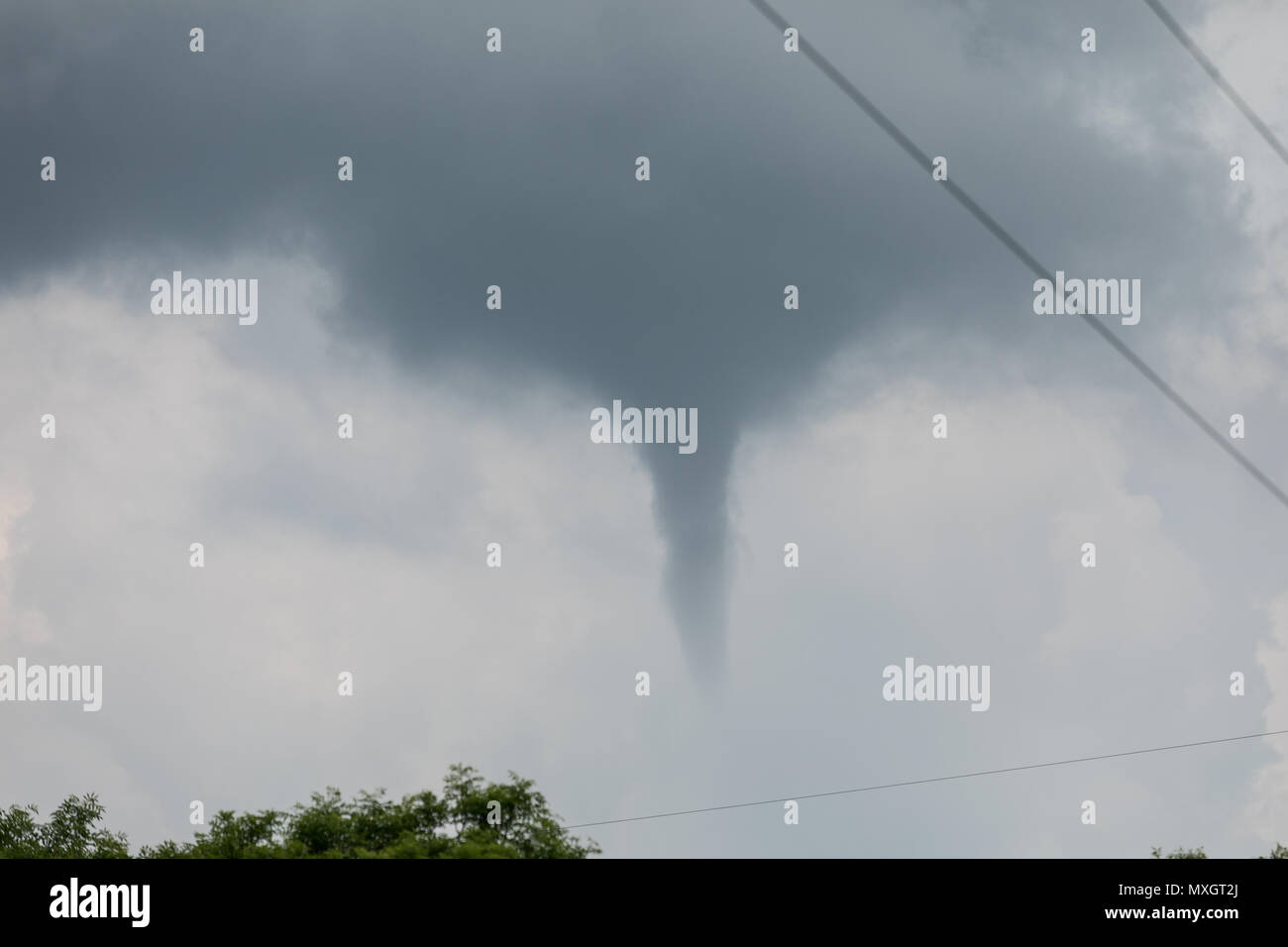 Pembrokeshire, Wales, Regno Unito. 4° giu, 2018. Un tornado / cloud imbuto avvistato in Pembrokeshire intorno all ora di pranzo il 4 giugno del 2018. Toccato in campi nei pressi di Neyland, Pembrokeshire, Galles, UK Credit: Drew Buckley/Alamy Live News Foto Stock