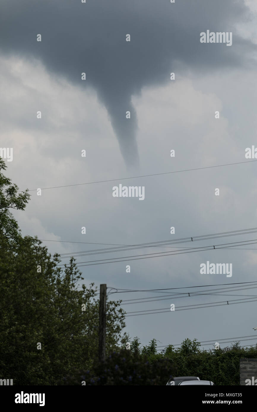 Pembrokeshire, Wales, Regno Unito. 4° giu, 2018. Un tornado / cloud imbuto avvistato in Pembrokeshire intorno all ora di pranzo il 4 giugno del 2018. Toccato in campi nei pressi di Neyland, Pembrokeshire, Galles, UK Credit: Drew Buckley/Alamy Live News Foto Stock
