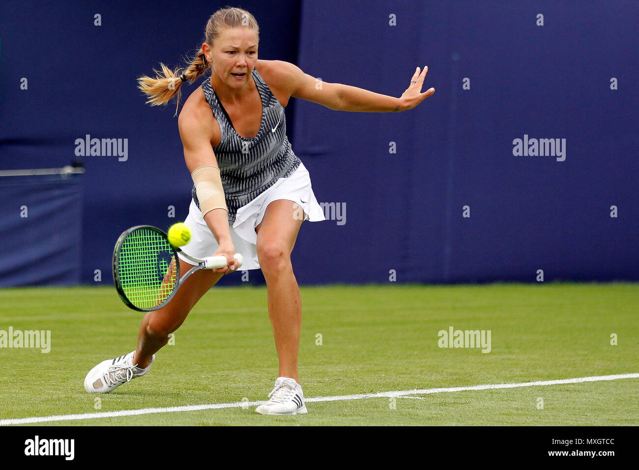 Surrey, Regno Unito. Il 4 giugno, 2018. Marina Melinikova della Russia in azione contro Jaimee Fourlis dell Australia. Fuzion 100 Surbiton Trophy 2018 tennis evento , il giorno 3 a Surbiton racket e fitness club a Surbiton Surrey, lunedì 4 giugno 2018. Questa immagine può essere utilizzata solo per scopi editoriali. Solo uso editoriale, pic da Steffan Bowen/Andrew Orchard fotografia sportiva/Alamy Live news Foto Stock