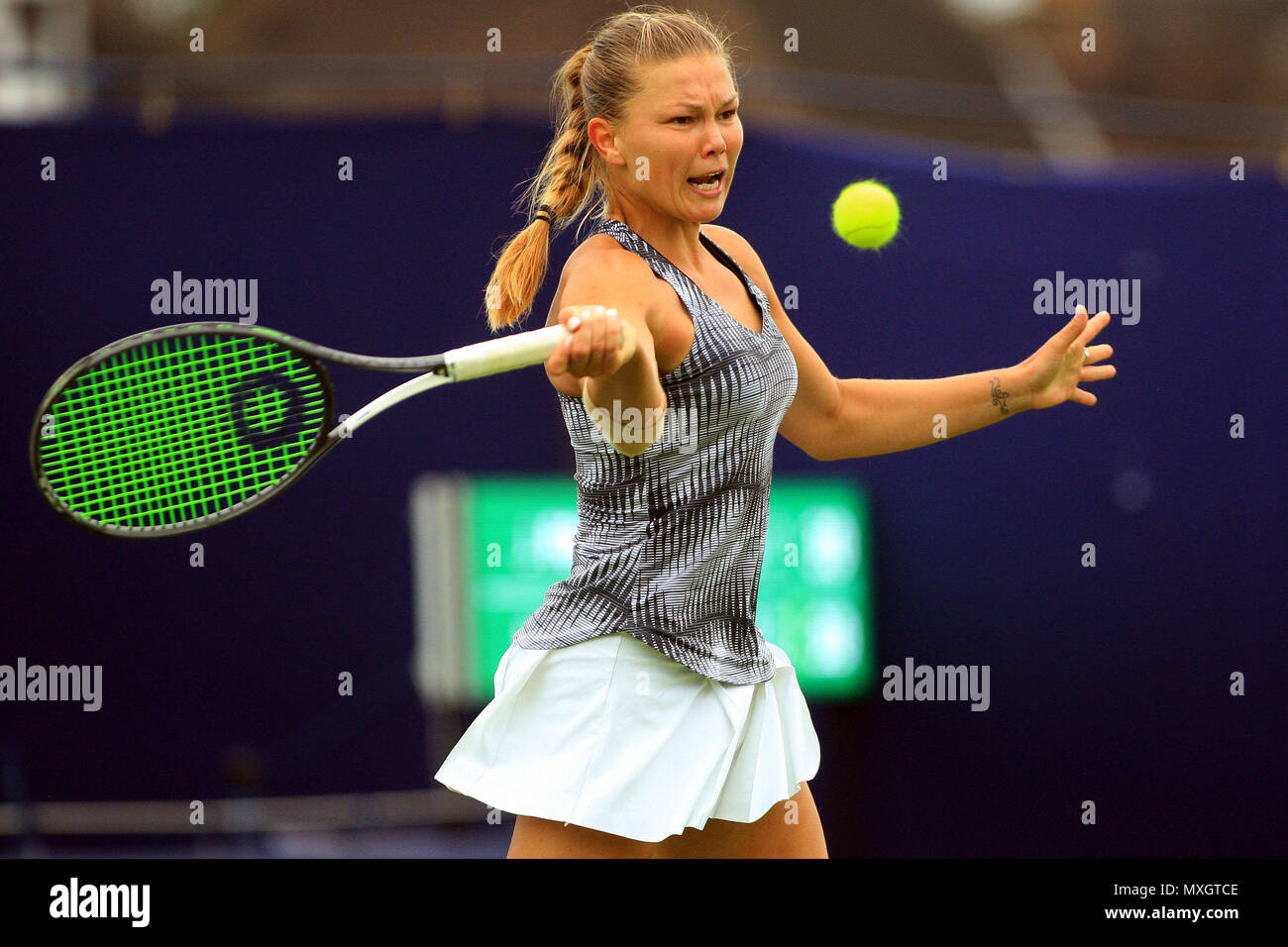 Surrey, Regno Unito. Il 4 giugno, 2018. Marina Melinikova della Russia in azione contro Jaimee Fourlis dell Australia. Fuzion 100 Surbiton Trophy 2018 tennis evento , il giorno 3 a Surbiton racket e fitness club a Surbiton Surrey, lunedì 4 giugno 2018. Questa immagine può essere utilizzata solo per scopi editoriali. Solo uso editoriale, pic da Steffan Bowen/Andrew Orchard fotografia sportiva/Alamy Live news Foto Stock