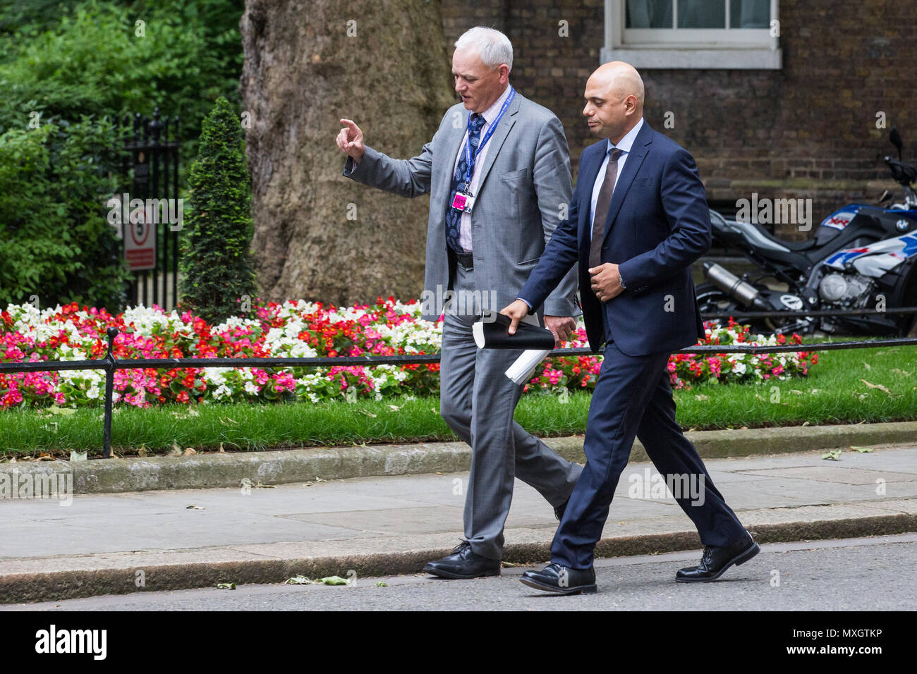 Londra, Regno Unito. Il 4 giugno, 2018. Home Secretary Sajid Javid arriva a 10 Downing Street dopo il suo lancio presso l'ufficio a casa prima di oggi del governo della nuova strategia di lotta antiterrorismo. Credito: Mark Kerrison/Alamy Live News Foto Stock