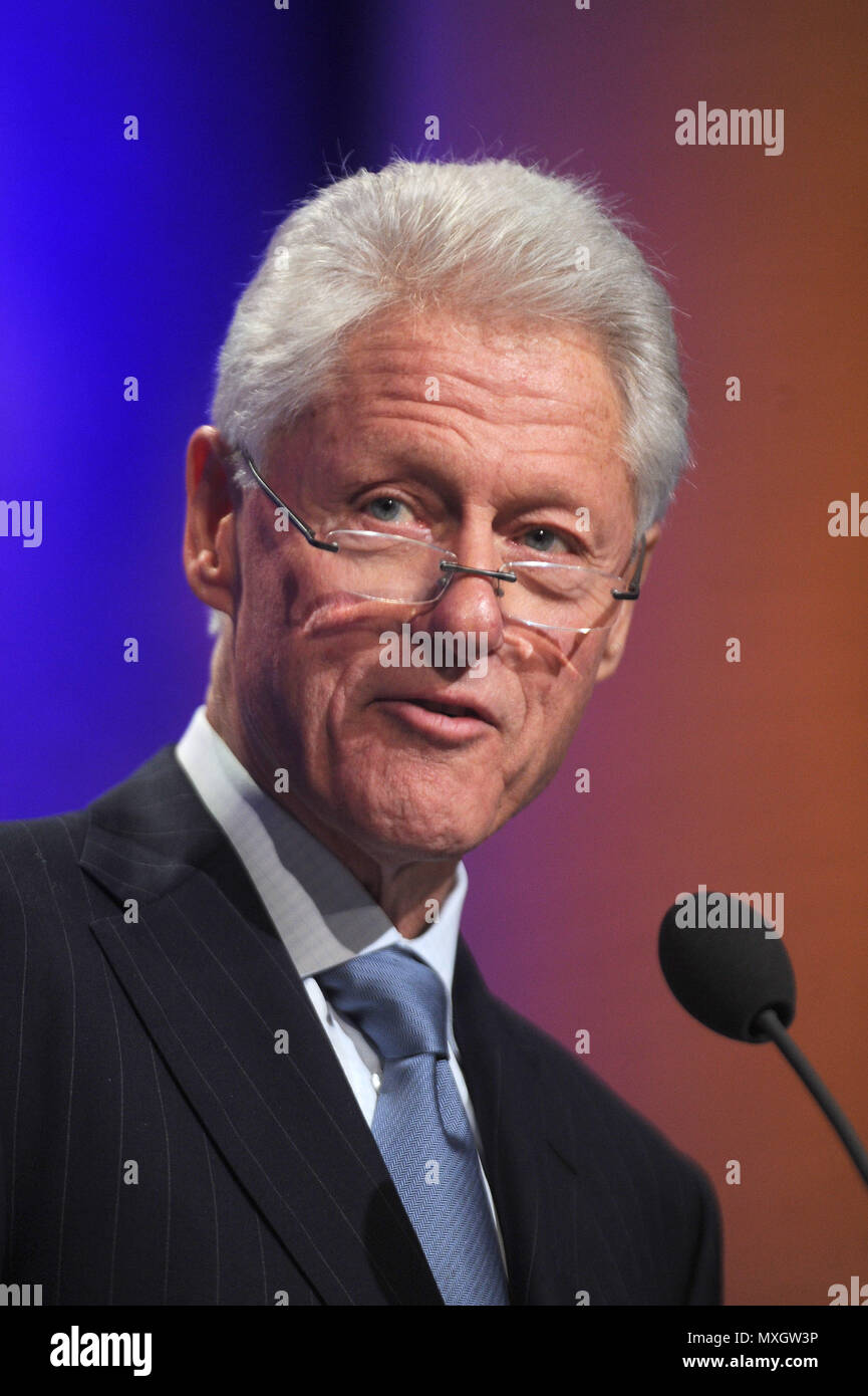 ***FILE FOTO*** Bill Clinton non ha chiesto scusa a Monica Lewinsky e rivendicazioni ha fatto la cosa giusta di stare in ufficio. NEW YORK, NY - 23 settembre: Bill Clinton alla sessione intitolata "pensare per impatto' durante il 2012 Clinton iniziativa globale nella città di New York. Settembre 23, 2012. © mpi01/MediaPunch Inc. Foto Stock