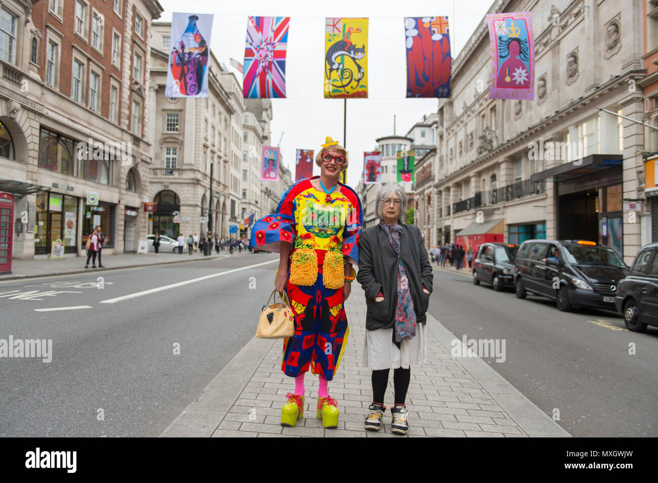 Il West End di Londra, Regno Unito. Il 4 giugno, 2018. Royal accademici Grayson Perry e Rose Wylie appaiono per photocall davanti di Grayson Perry's bandiere su Piccadilly. La ra festeggia il suo 250° Esposizione estiva da versarsi sulle strade del West End di Londra dove Royal accademici Grayson Perry, Joe Tilson, Rose Wylie e Cornelia Parker hanno decorato Bond St, Piccadilly, Regent St e Regent St St James's con una installazione di oltre 200 bandiere. Credito: Malcolm Park/Alamy Live News. Foto Stock