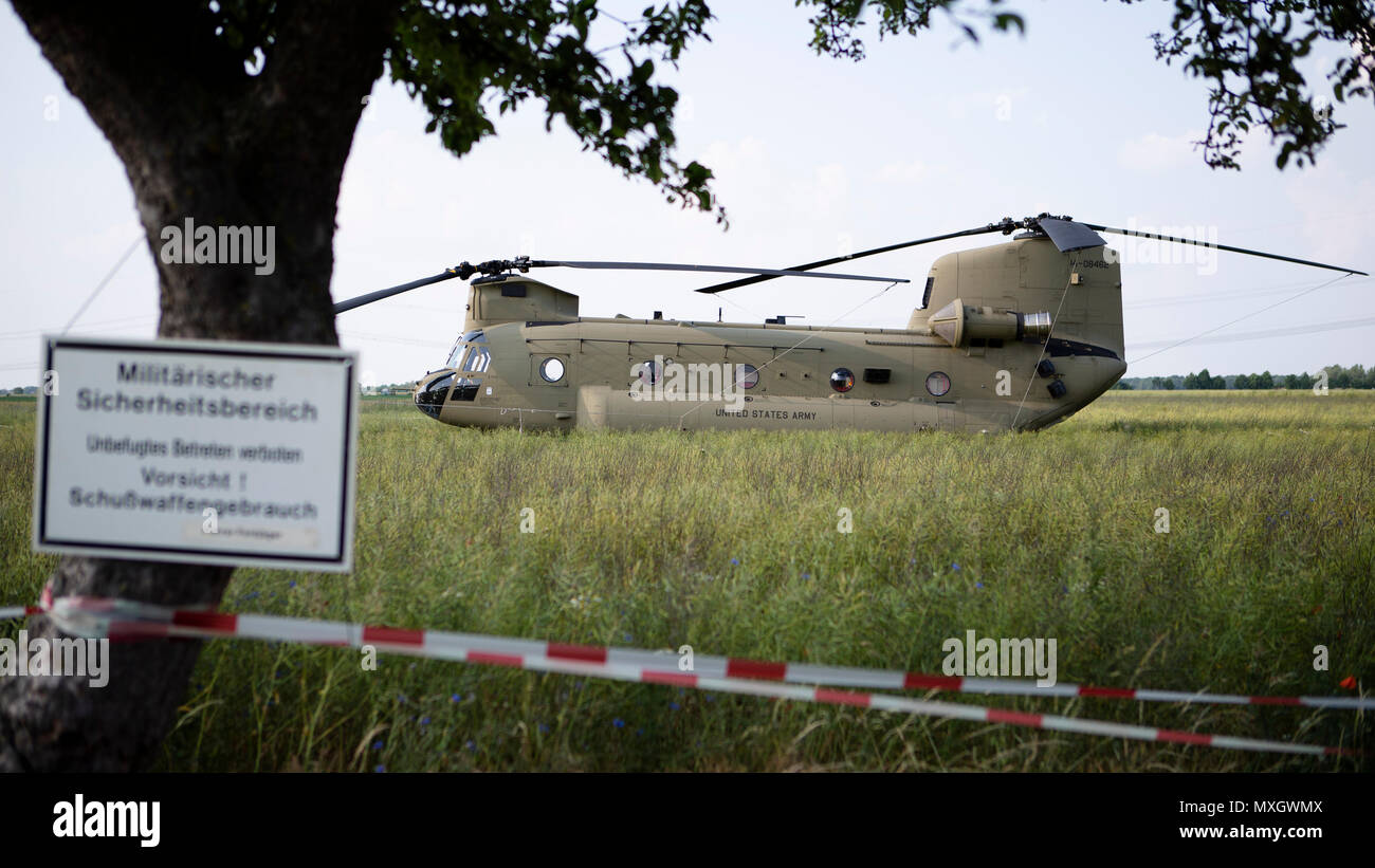04 giugno 2018, Germania, Delitzsch: un esercito USA CH-47 elicottero nella foto dopo un atterraggio di emergenza in un campo vicino a Delitzsch. Non ci sono stati feriti, secondo la polizia. Il pilota di 18 metri di lunghezza per quasi 11-ton trasporti pesanti chopper, che era il suo modo di una base militare degli Stati Uniti in Polonia, ha segnalato un problema tecnico a pochi minuti prima dell'atterraggio di emergenza. Foto: Alexander Prautzsch/dpa-Zentralbild/dpa Foto Stock