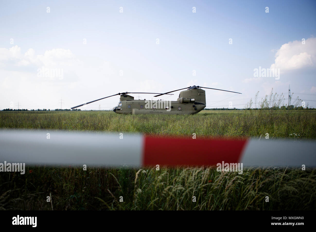 04 giugno 2018, Germania, Delitzsch: un esercito USA CH-47 elicottero nella foto dopo un atterraggio di emergenza in un campo vicino a Delitzsch. Non ci sono stati feriti, secondo la polizia. Il pilota di 18 metri di lunghezza per quasi 11-ton trasporti pesanti chopper, che era il suo modo di una base militare degli Stati Uniti in Polonia, ha segnalato un problema tecnico a pochi minuti prima dell'atterraggio di emergenza. Foto: Alexander Prautzsch/dpa-Zentralbild/dpa Foto Stock