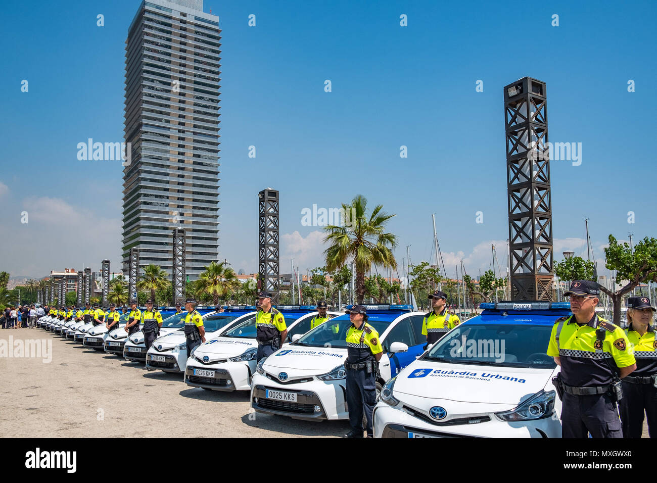 Barcellona, in Catalogna, Spagna. Il 4 giugno, 2018. I veicoli nuovi della guardia urbana di Barcellona hanno visto con i loro corpi di polizia.Con la presenza del Sindaco Ada Colau e la sicurezza il commissario Amadeu Recasens, la presentazione della pattuglia nuovo parco veicoli della Guardia Urbana de Barcelona La polizia ha avuto luogo. L'investimento è stato di 12,6 milioni di euro. I veicoli nuovi con un sistema ibrido consentono un risparmio di combustibile di 608 euro per veicolo e per anno. Queste nuove auto sono dotate di nuove tecnologie di comunicazione e le telecamere con riconoscimento targhe. Allo stesso modo, tutti i veicoli sono equipaggiati con un de Foto Stock