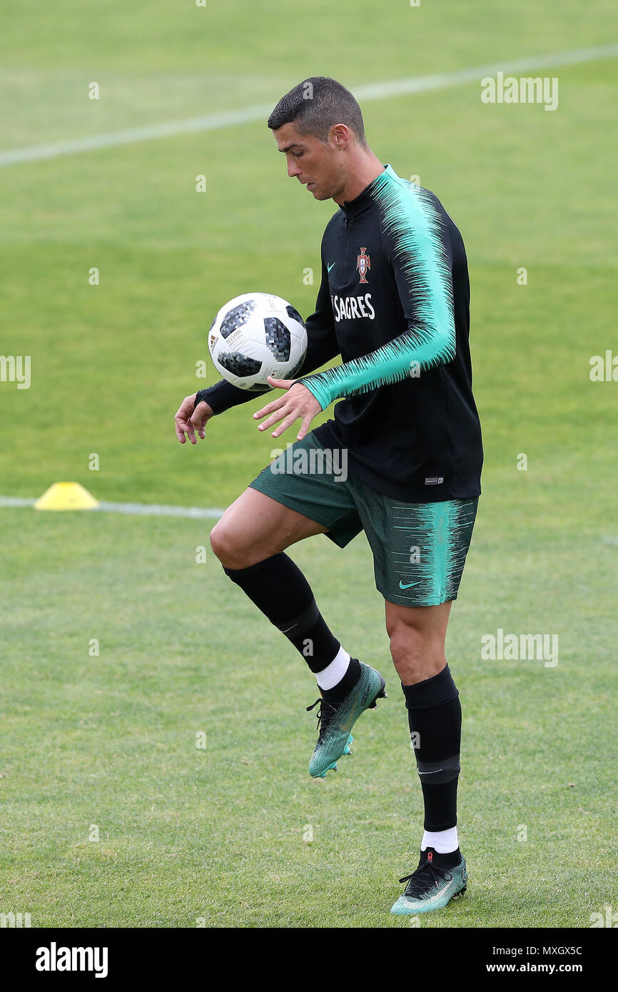 Lisbona, Portogallo. Il 4 giugno, 2018. Il Portogallo in avanti Cristiano Ronaldo in azione durante una sessione di formazione a Cidade do Futebol calcio (Città) training camp Oeiras, periferia di Lisbona, il 4 giugno 2018, davanti la Coppa del Mondo FIFA Russia 2018 Preparazione match contro l'Algeria. Credito: Pedro Fiuza/ZUMA filo/Alamy Live News Foto Stock