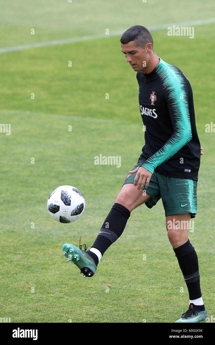 Lisbona, Portogallo. Il 4 giugno, 2018. Il Portogallo in avanti Cristiano Ronaldo in azione durante una sessione di formazione a Cidade do Futebol calcio (Città) training camp Oeiras, periferia di Lisbona, il 4 giugno 2018, davanti la Coppa del Mondo FIFA Russia 2018 Preparazione match contro l'Algeria. Credito: Pedro Fiuza/ZUMA filo/Alamy Live News Foto Stock