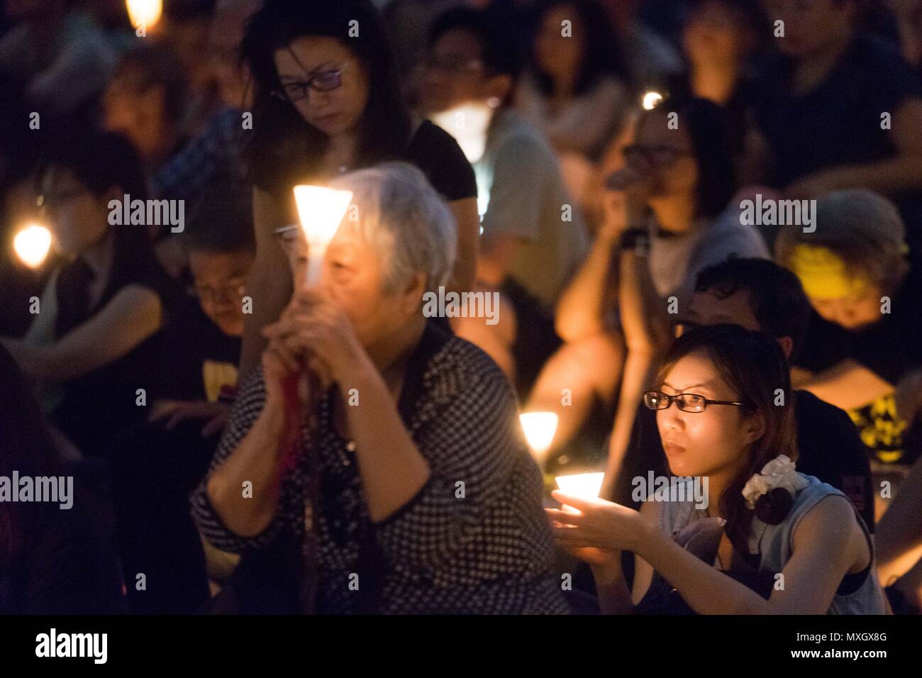 Hong Kong, Hong Kong. Il 4 giugno, 2018. La gente vede portando candele accese durante la veglia service.centinaia di migliaia di gente di Hong Kong hanno partecipato all'annuale veglia a lume di candela in servizio nel Victoria Park nel centro di Hong Kong per rispettare coloro che hanno perso la loro vita dur il 1989 massacro di piazza Tiananmen a Pechino dove il popolo cinese Liberation Army ucciso centinaia di pro democrazia manifestanti.Le persone che hanno preso parte all evento chiedere a pretendere democrazia dal governo centrale cinese e per chiedere la fine di una parte del sistema dirigente. Credito: Geovien così SOPA/images/ZUMA filo/Alamy Live News Foto Stock