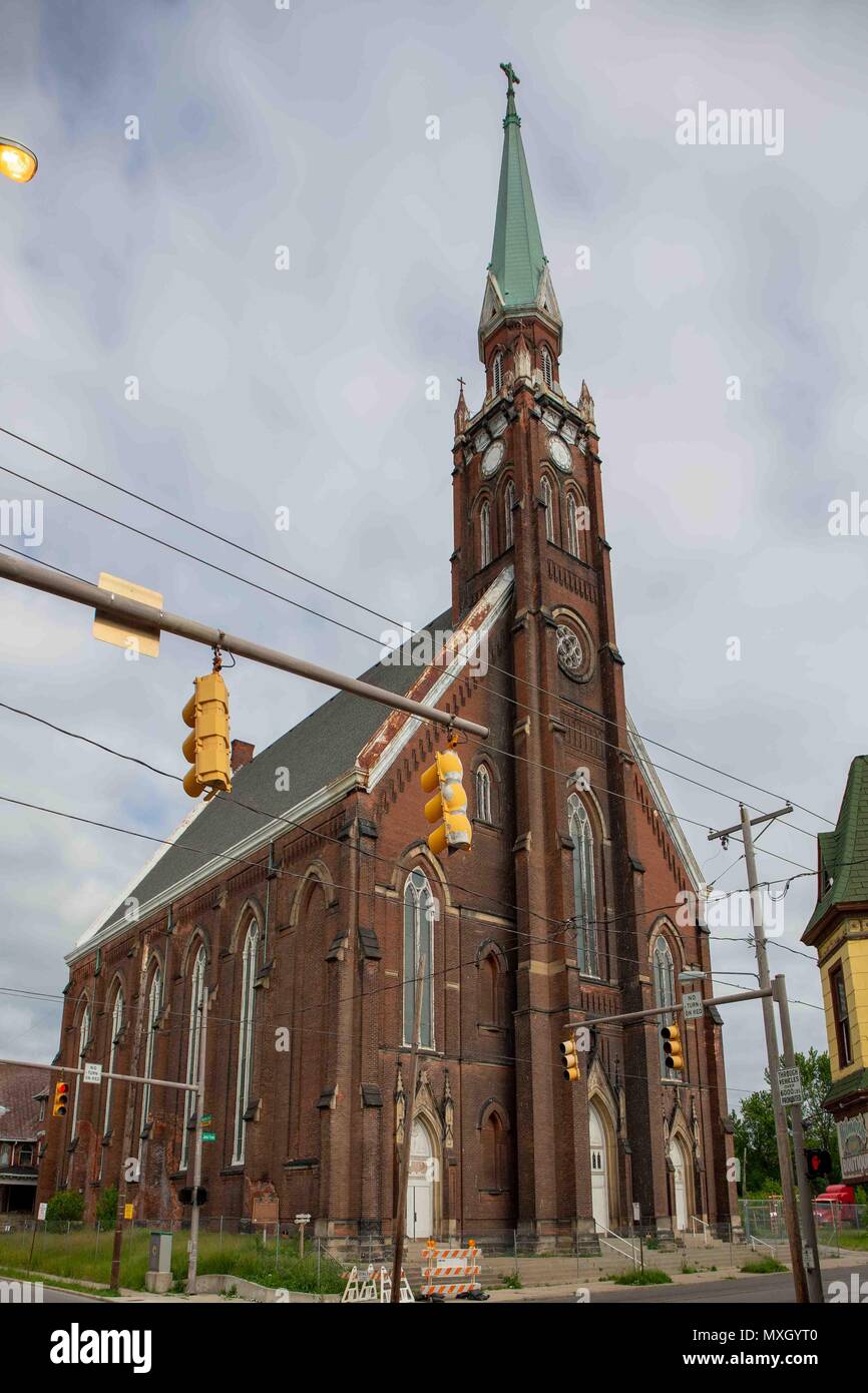 Toledo, Ohio, Stati Uniti d'America. 4 giugno 2018: Sant'Antonio Chiesa situata sul Nebraska Ave in Toledo Ohio ha tenuto la sua prima Santa Messa il 4 marzo 1894 e servito la comunità fino al 2005. La Chiesa è pianificata per la demolizione di giugno 2018. La diocesi è nel processo di ottenimento dei permessi necessari. Credito: David Gaunt/Alamy Live News Foto Stock