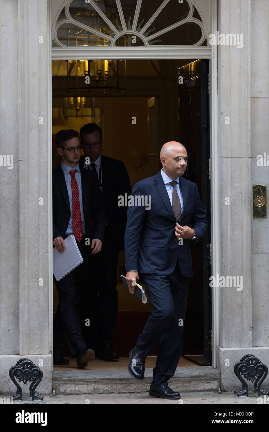 Londra, Regno Unito. Il 4 giugno, 2018. Home Secretary Sajid Javid lascia 10 Downing Street a seguito di una riunione. Egli aveva già lanciato il governo della nuova strategia di lotta antiterrorismo presso l'ufficio a casa. Credito: Mark Kerrison/Alamy Live News Foto Stock