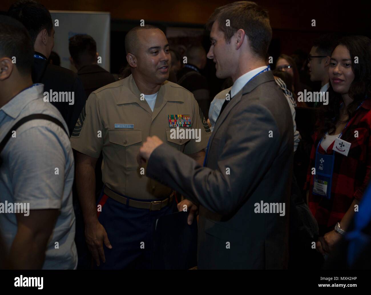 Master Sgt. Abiud Montes, Recruiting Support Officer per la stazione di reclutamento di Fort Lauderdale, impegna gli studenti per la estrema Engineering Team Challenge presso la società di ispanici Ingegneri Professionali simposio a Seattle, nov. 2, 2016. Durante il simposio Marines interagiscono con la collegiata-livello gli studenti provenienti da tutto il paese, tutti i quali hanno un eredità ispanica, e hanno dimostrato eccellenti qualità in materia di istruzione e di leadership. Il SHPE fornisce il Marine Corps l opportunità di promuovere rapporti positivi con i membri e key-influenzatori entro la comunità ispanica, condividere il lon Foto Stock