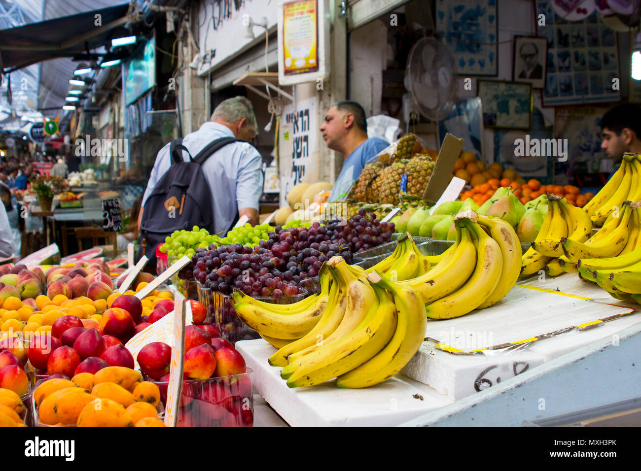 9 maggio 2018 Frutta fresca sul display a un fornitore in stallo al Mahane Yehuda coperto street market in Jerusalem Israel Foto Stock