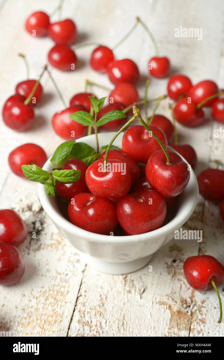 Deliziosa ciliege rosse sul tavolo - cresciuto in Italia - primo piano Foto Stock