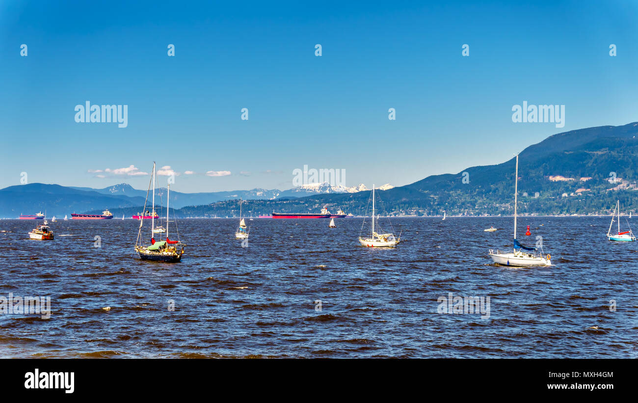 Una vista panoramica delle acque a Vancouver International harbour con le North Shore Mountains sullo sfondo nella splendida British Columbia, Canada Foto Stock