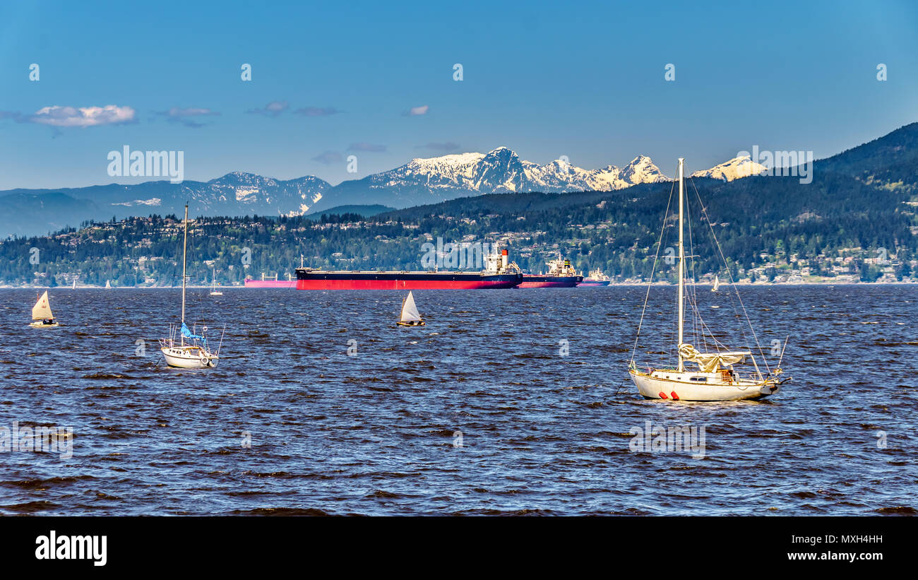Una vista panoramica delle acque a Vancouver International harbour con le North Shore Mountains sullo sfondo nella splendida British Columbia, Canada Foto Stock