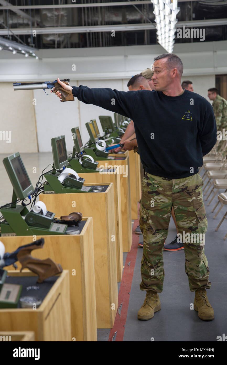 Stati Uniti Il personale dell'esercito Sgt. Giovanni Trotter, Fort Benning, compete in 10m Air Pistol Qualificazione a livello regionale la salute Command-Atlantic 2016 Warrior giochi sperimentazioni regionali, presso la piscina gamma complessa a Fort Benning, Ga., nov. 3, 2016. La Sanità regionale Command-Atlantic è uno dei quattro Esercito Salute regionale del comando regionale di hosting prove in tutto il paese. Concorrenti regionali che eccellono in eventi qualificanti saranno passate all'esercito Warrior giochi a Fort Bliss, Texas nel febbraio 2017. (U.S. Esercito Foto di Spc. Abigayle Contrassegni) Foto Stock