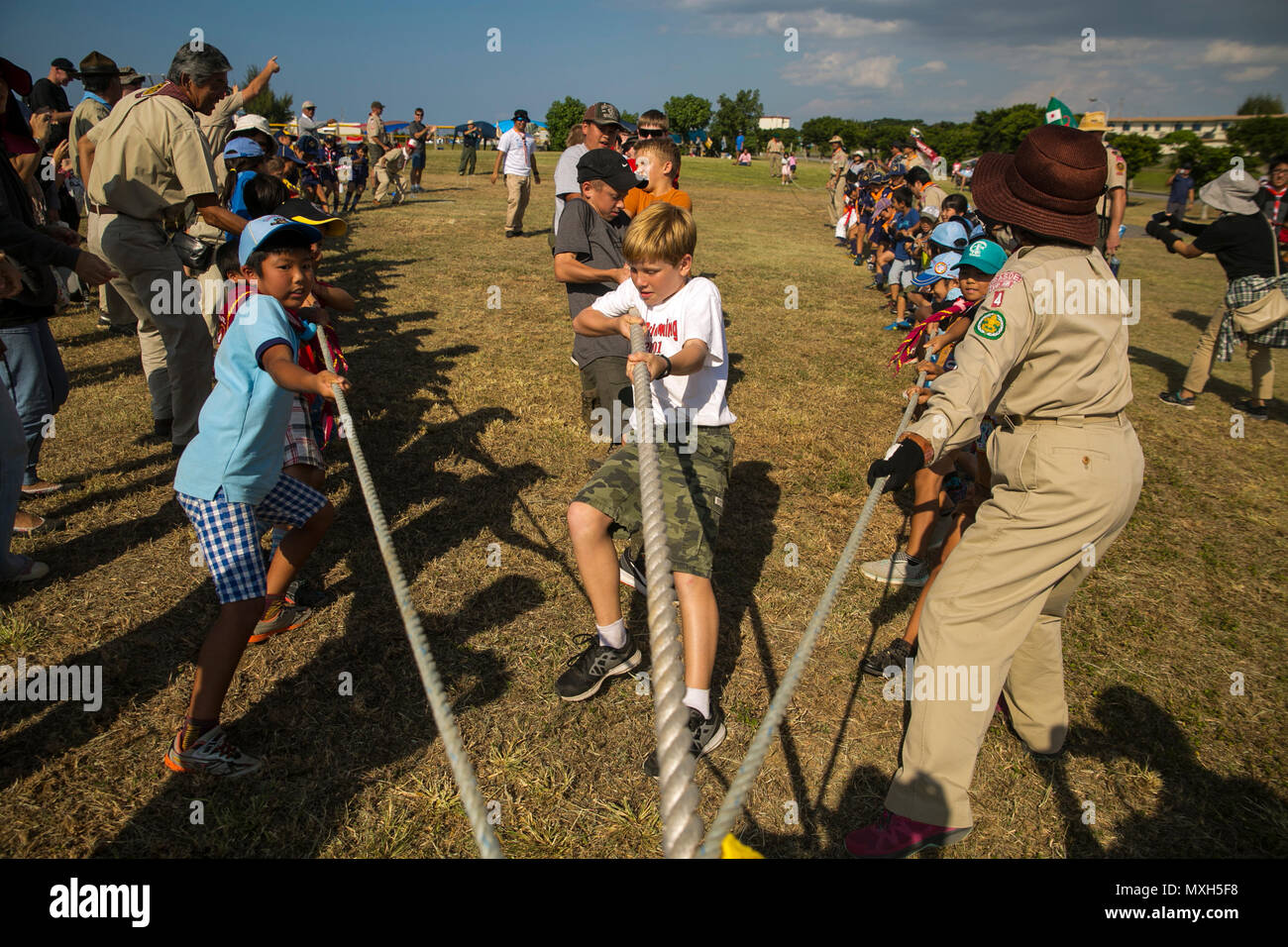 Gli scout di Associazione Scout del Giappone e il Boy Scouts of America partecipano in un Tug-of-War durante il ventitreesimo Boy Scout di associazione America-Scout del Giappone amicizia Jamborette nov. 5-6 a bordo Camp Kinser, Okinawa, in Giappone. Secondo Bockoras, questi momenti di cameratismo sono cruciali per il Giappone-delle relazioni con gli Stati Uniti. "Questi bambini stanno per essere i leader del futuro per i loro paesi un giorno", ha detto personale Sgt. Benjamin A. Bockoras. "Così il fatto che siamo in grado di favorire i partenariati in età precoce migliora già di una fruttuosa partnership." Bockoras è un radio chief con sede Regim Foto Stock