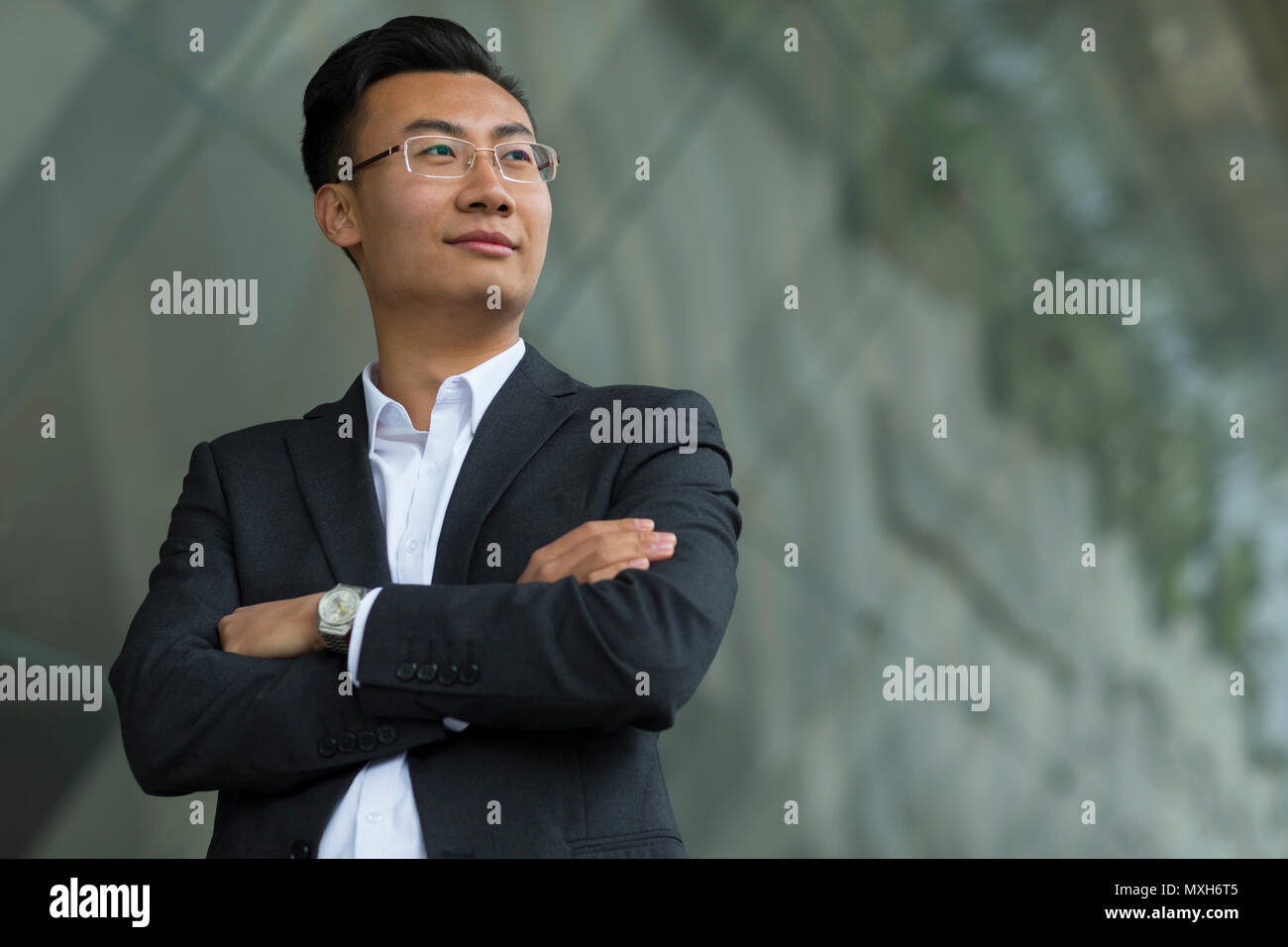 Giovane imprenditore asiatico nella città Foto Stock