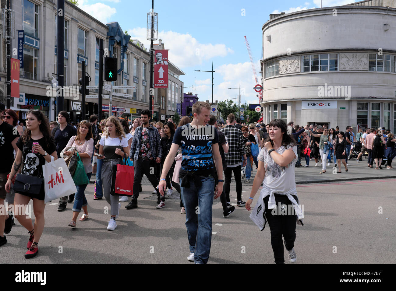 Un sacco di persone su strada di attraversamento in Camden, London, England, Regno Unito Foto Stock