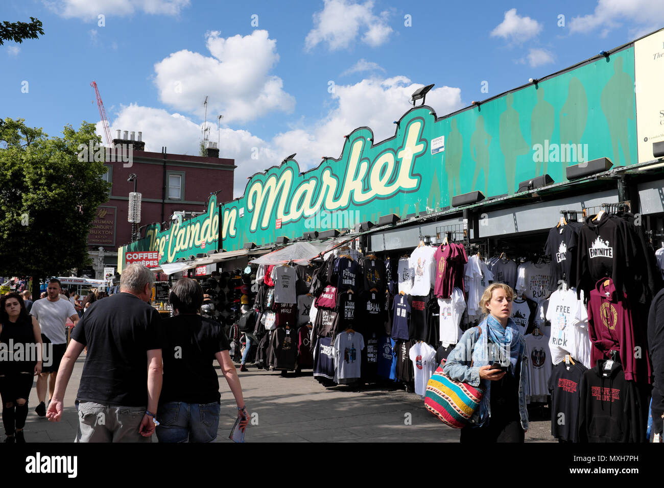 La gente a piedi dal mercato di Camden, Camden, London, England, Regno Unito Foto Stock
