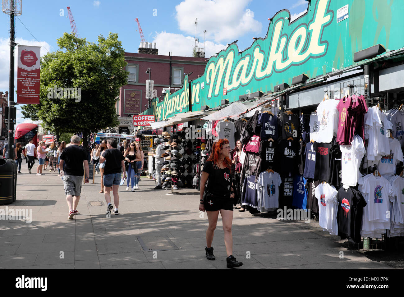 La gente a piedi dal mercato di Camden, Camden, London, England, Regno Unito Foto Stock