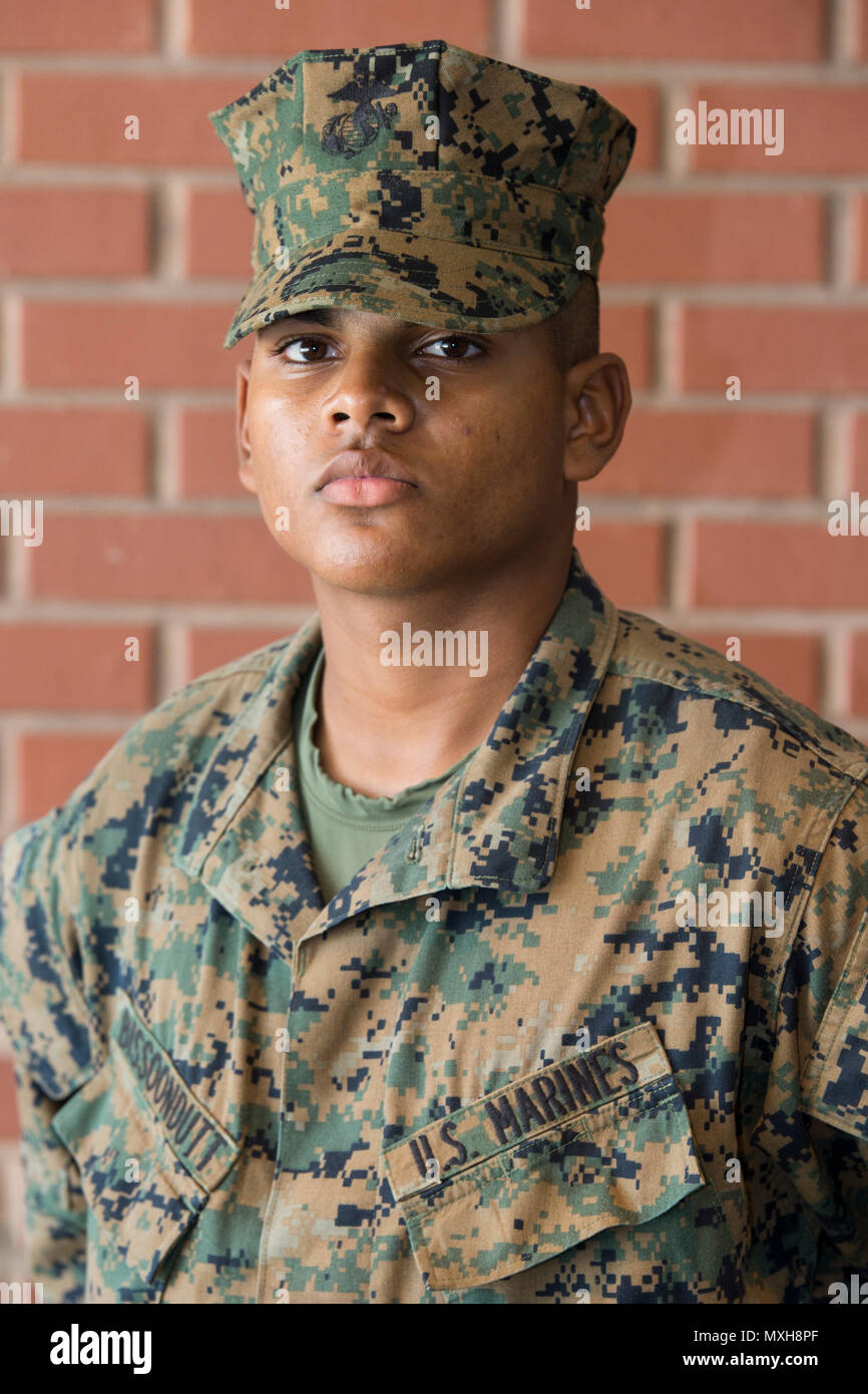 Pvt. Alvin J. Bissoondutt, plotone 3088, Mike Company, 3a reclutare battaglione di formazione, ha guadagnato la cittadinanza americana nov. 9, 2016 su Parris Island, S.C. Prima di guadagnare la cittadinanza, i candidati devono dimostrare la conoscenza della lingua inglese e il governo americano, mostrano un buon carattere morale e fare il giuramento di fedeltà per gli Stati Uniti Costituzione. Bissoondutt, da Far Rockaway N.Y., originariamente da isola vergine, è programmato per laurearsi nov. 10, 2016. (Foto di Cpl. Vanessa Austin) Foto Stock