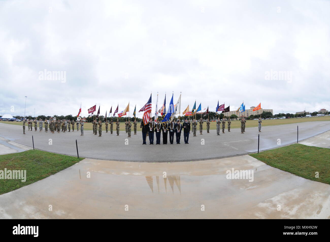 Sedici i veterani della Seconda guerra mondiale dal San Antonio comunità sono stati onorati in una celebrazione dei veterani di cerimonia di premiazione che si terrà a MacArthur Campo, Novembre 9. Lt. Gen Jeffrey S. Buchanan, Commander, Esercito Nord (Quinto esercito) presentati i veterani con il onorato servizio distintivo e un esercito a nord di monete commemorative. L'onorato servizio distintivo è stato premiato negli Stati Uniti il servizio militare i membri che sono stati scaricati sotto l onorevole condizioni durante la Seconda Guerra Mondiale. Tre persone sono state riconosciute e ricevuto il Distinguished Quartermaster placca, per i loro servizi di assistenza e supporto fino a Fort Sam Houston service Foto Stock