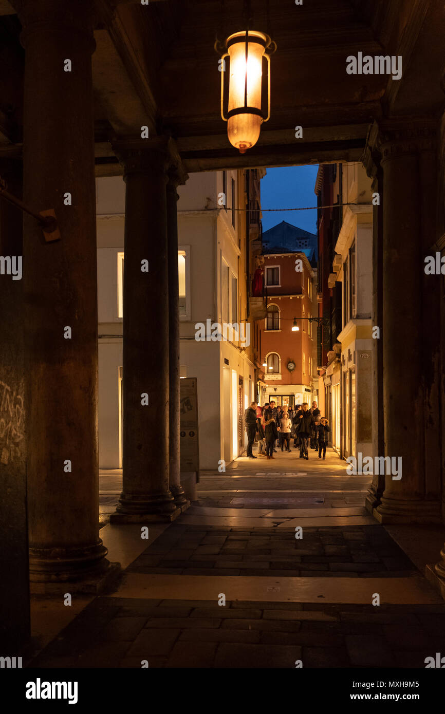 Strada laterale di notte, off Piazza San Marco, Venezia, Italia Foto Stock