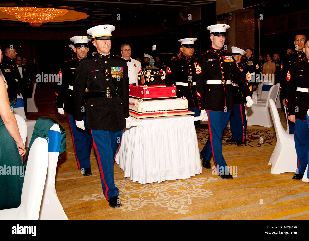 Marines portare avanti il Marine Corps torta di compleanno durante la 241st Marine Corps celebrazione di compleanno a Manama, Bahrain. Stati Uniti Ambasciatore a Bahrein, William V. Roebuck, l'oratore ospite presso la sfera, ha voluto che i Marines un felice compleanno 241st continuità di servizio e di impegno attraverso Corps' valori di onore, coraggio e impegno. La sfera è stata ospitata dalla Naval Amphibious vigore, CTF 51/5, il nuovissimo marina e Marine Corps team integrato comandato da Brig. Gen. Francesco L. Donovan. (U.S. Navy foto di PO2 Victoria Kinney/rilasciato) Foto Stock