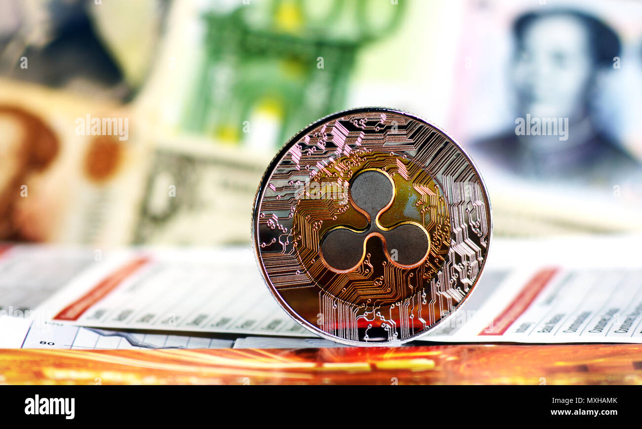 Golden Ripple moneta contro di banconote diverse sullo sfondo. Cryptocurrency concetto di Trading . Foto Stock