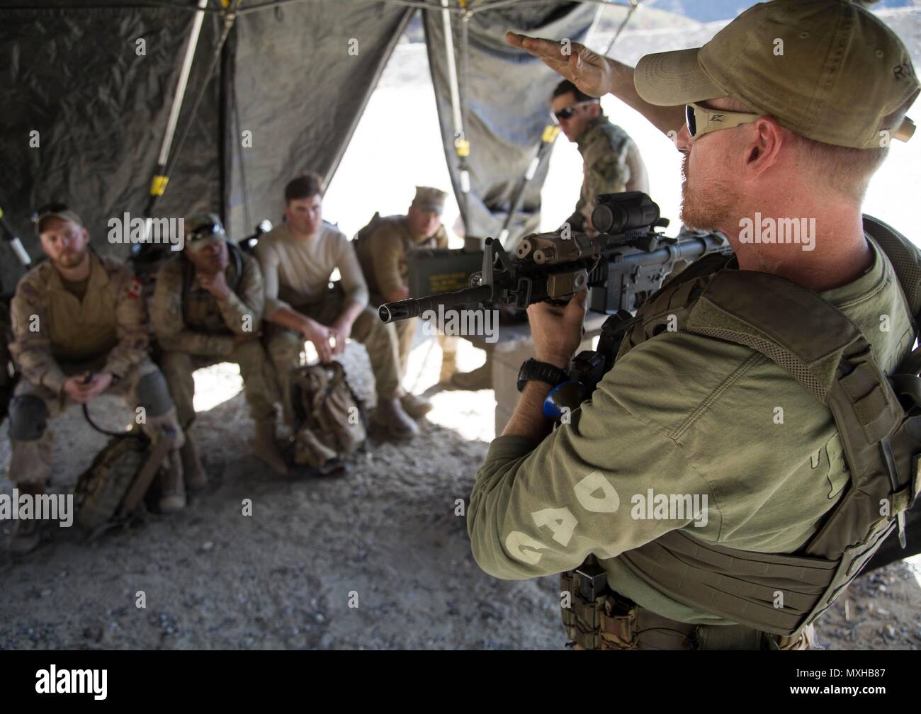 Roman Fisher, armi da fuoco istruttore ad azione diretta gruppo, spiega camera durante la dominazione di chiudere-Quarters Combat per studenti di combattimento della flotta del Pacifico della telecamera per l'inverno scatto rapido, nov. 9, 2016 in Azusa, California Scatto rapido è un esercizio semestrale che fornisce live-fuoco e basate su uno scenario di addestramento combinato lotta comune patrimonio della fotocamera. (U.S. Navy foto di Sottufficiali di prima classe Josh Keim) Foto Stock