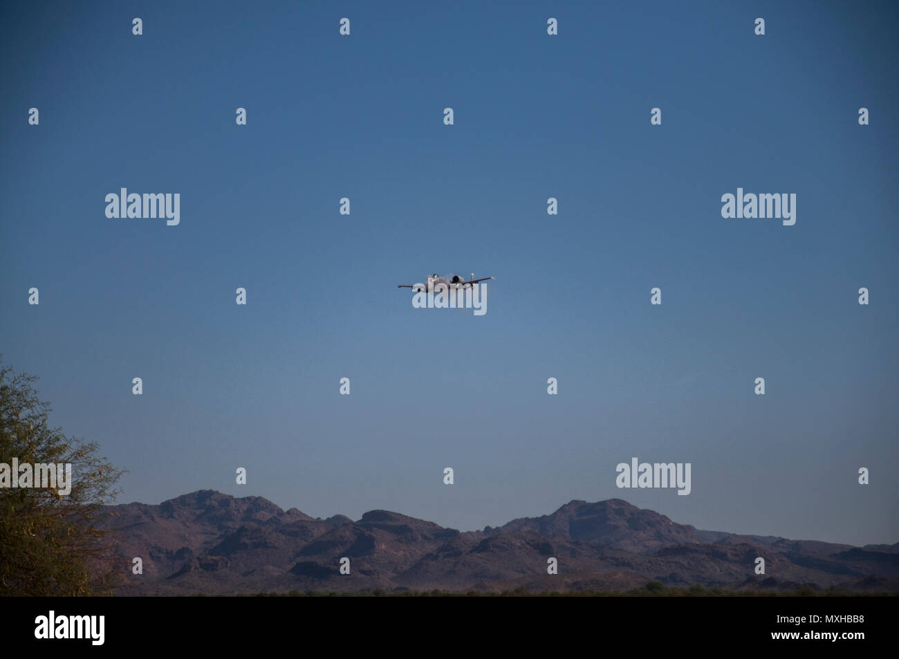 Un A-10 Thunderbolt II da 355Fighter Wing durante un bombardamento eseguito a Barry Goldwater M. gamma nov. 9. La gamma ha festeggiato il suo settantacinquesimo anniversario durante una cerimonia al Parco Papago militare prenotazione a Phoenix, su nov. 10. (Arizona esercito nazionale Guard foto di Sgt. 1. Classe Robert Freese) Foto Stock